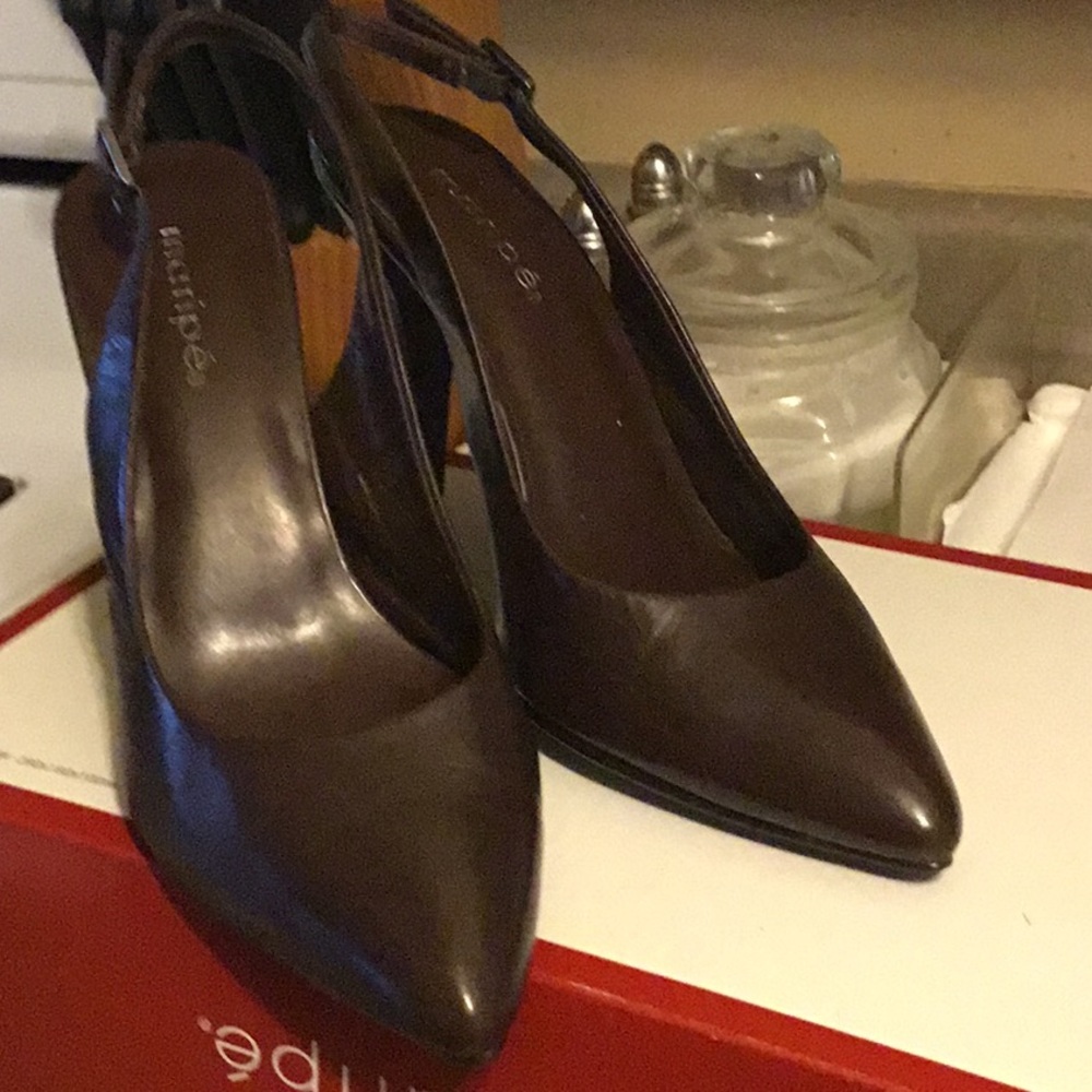 Sling back pump